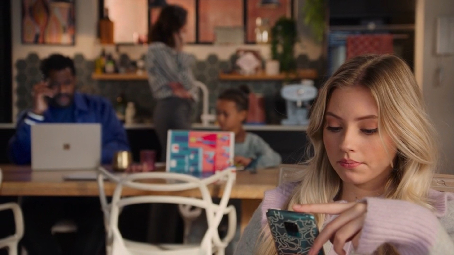 Nina, Nola en Bing bellen stad en land af om een nieuwe school te vinden